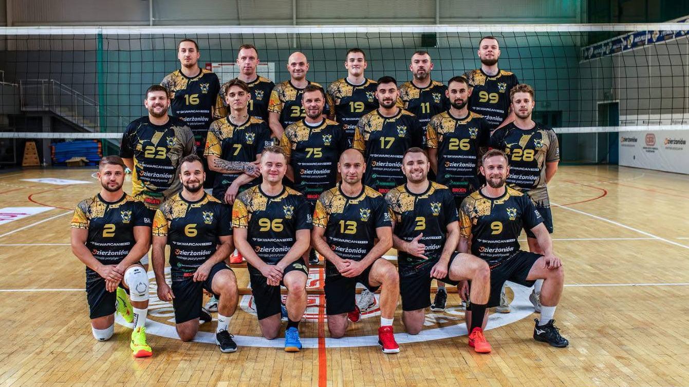 Drużyna DKS Stingers Dzierżoniów — zespół seniorów w Hali OSiR