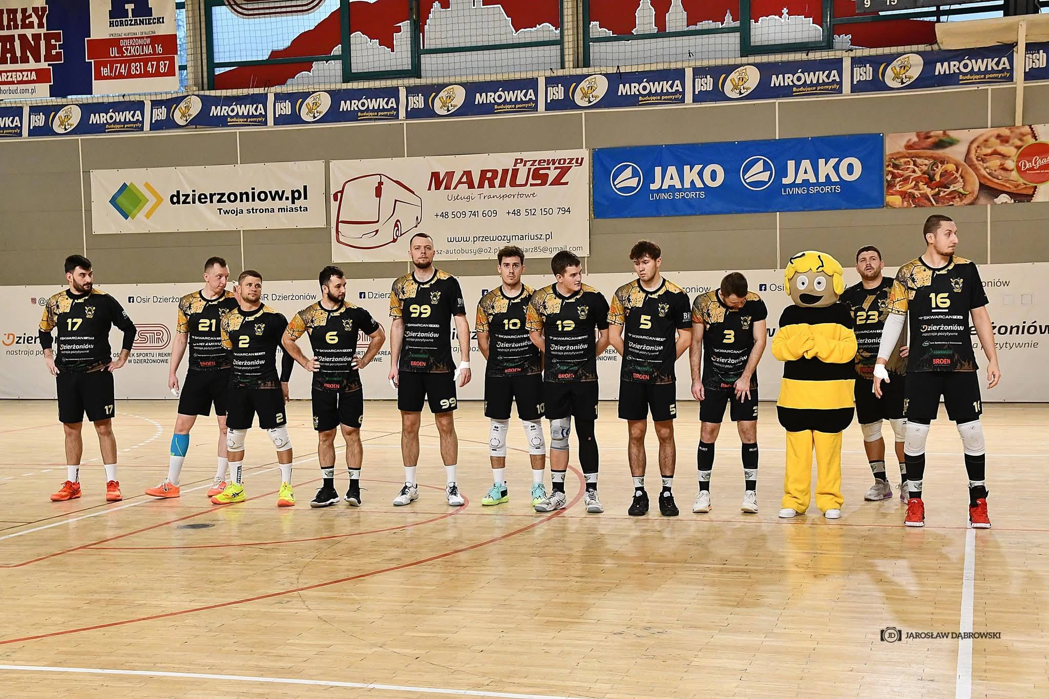 Prezentacja drużyny DKS Stingers Dzierżoniów z klubową maskotką pszczołą