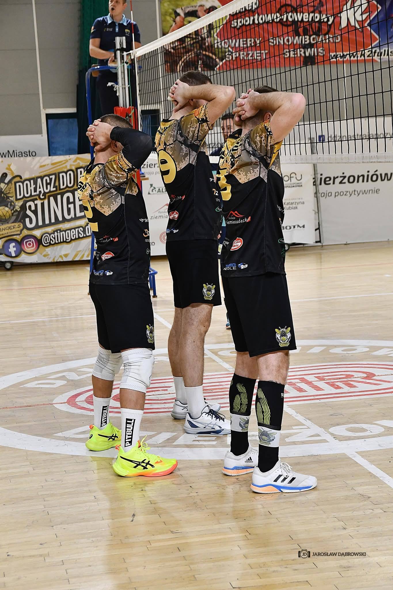 Zawodnicy DKS Stingers gotowi do bloku — „Dołącz do roju Stingers"