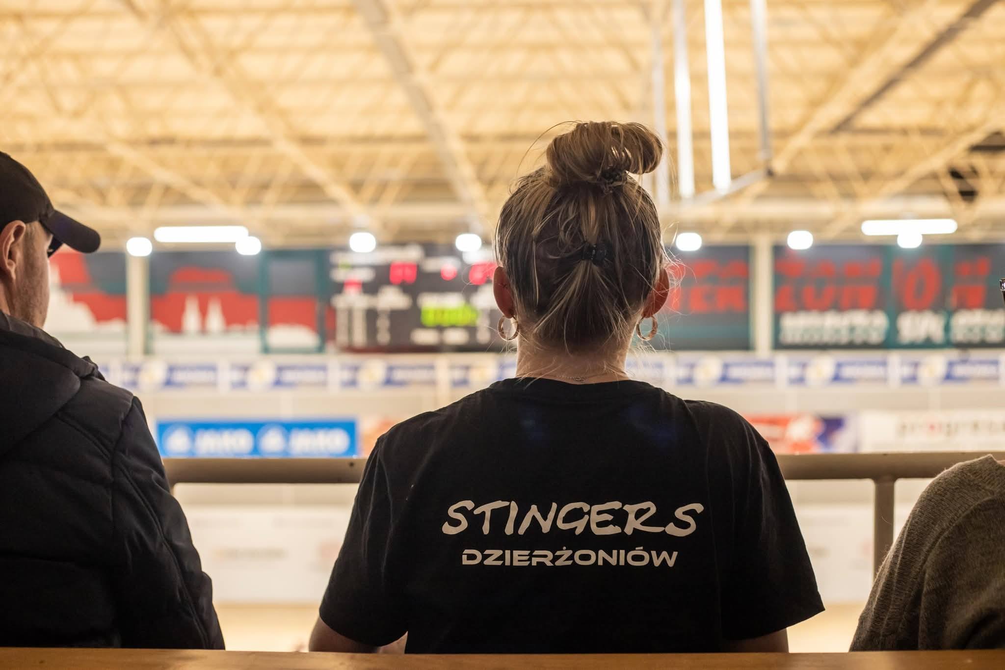 Kibic w klubowej koszulce Stingers Dzierżoniów na trybunach Hali OSiR