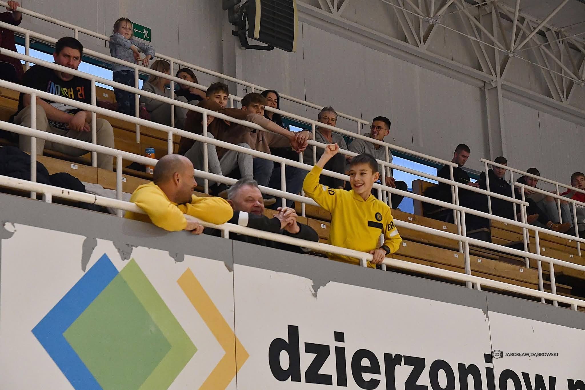 Młody kibic w barwach klubu podczas meczu DKS Stingers Dzierżoniów