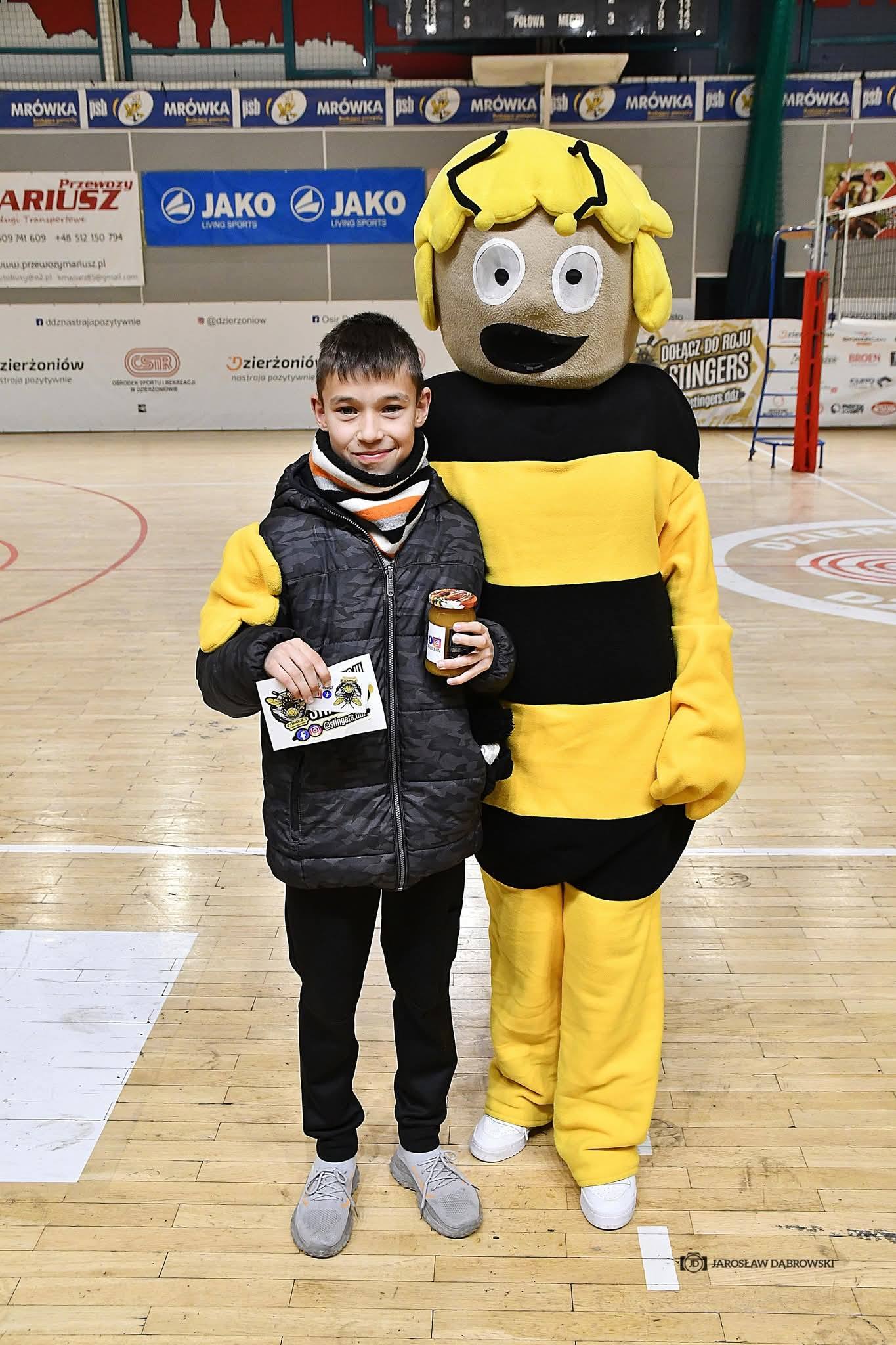 Maskotka pszczoła DKS Stingers Dzierżoniów z młodym kibicem na parkiecie