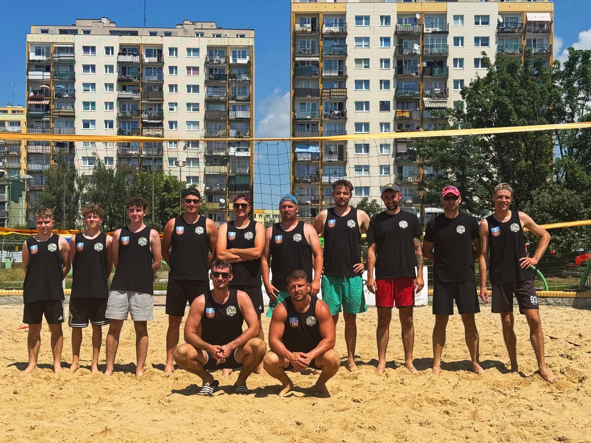 Uczestnicy Turnieju Piłki Siatkowej Plażowej DKS Stingers Dzierżoniów