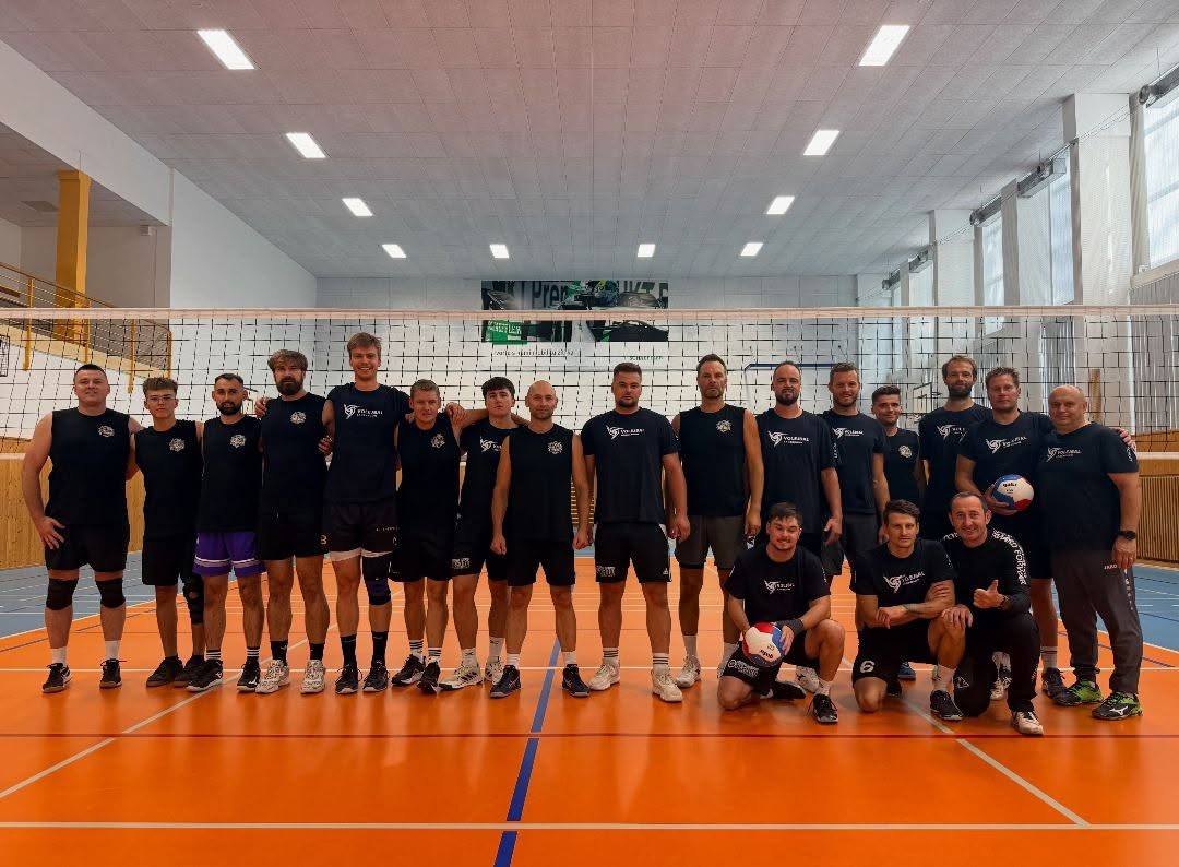 Wspólne zdjęcie zawodników po treningu siatkarskim DKS Stingers Dzierżoniów