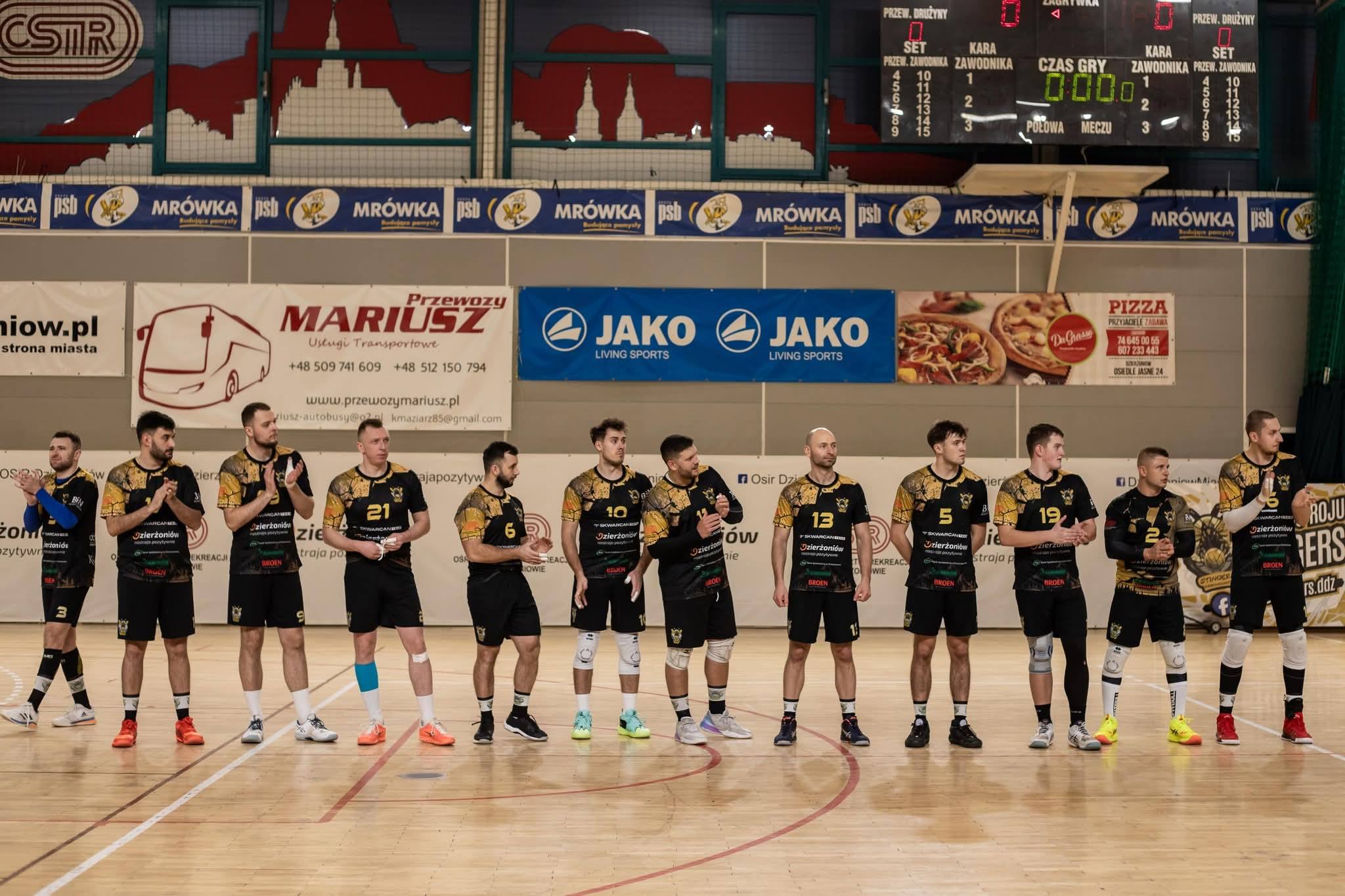 Skład meczowy DKS Stingers Dzierżoniów przed spotkaniem ligowym w Hali OSiR